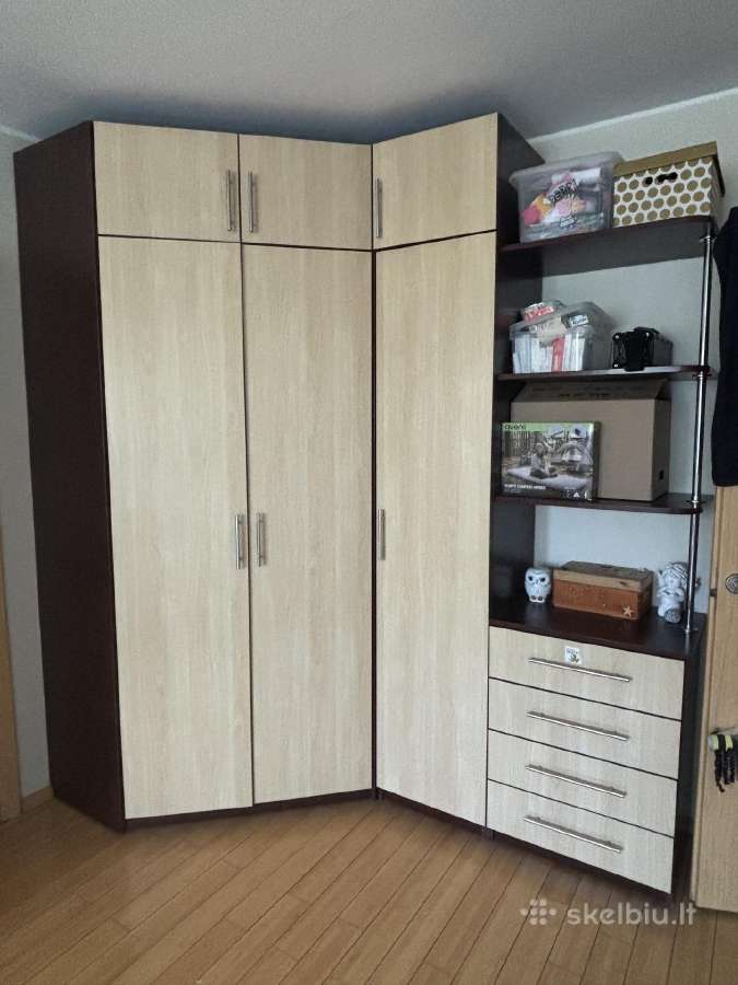 Kampinė spinta su lentynomis ir stalčiais