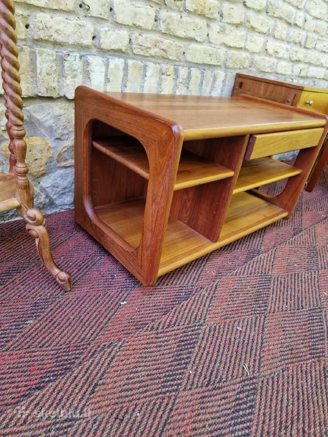 Vintažiniai mid century tikmedžio staliukai