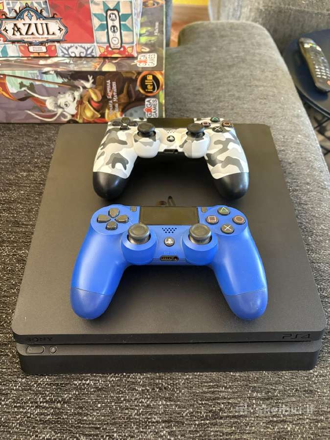 Atrištas ps4 slim 1tb 2 kontroleriai