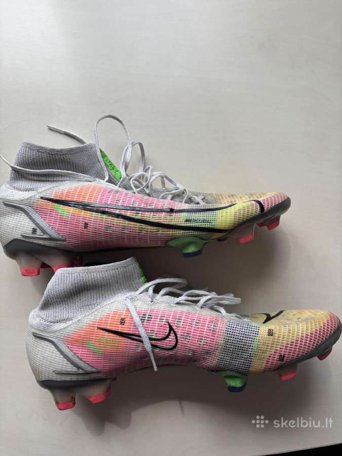 Nauji futbolo bucai