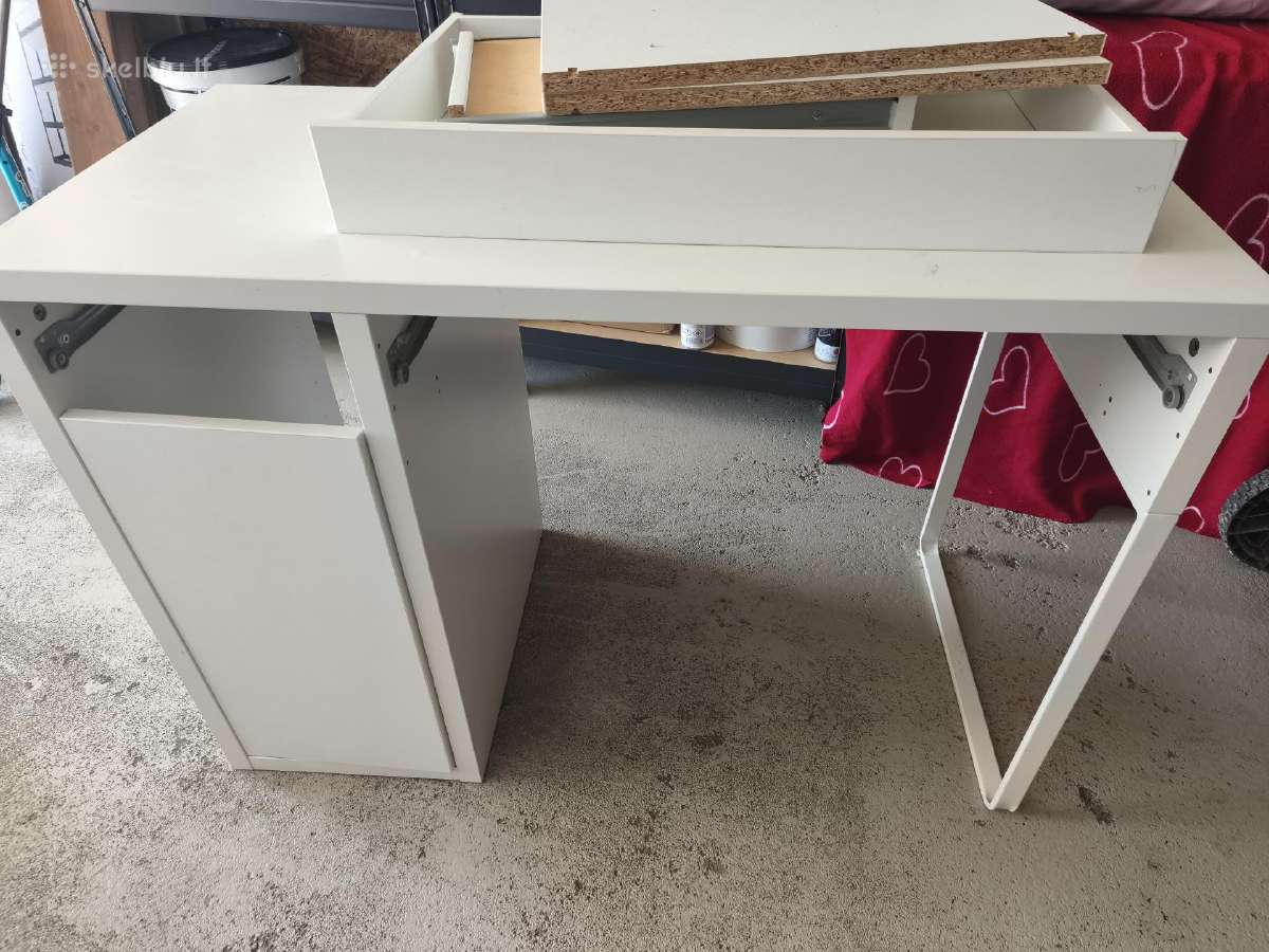 Dovanojamas ikea rašomasis stalas vaikų kambariui