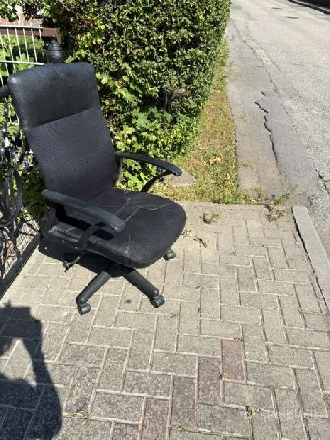 Dovanoju rašomojo stalo kėdę