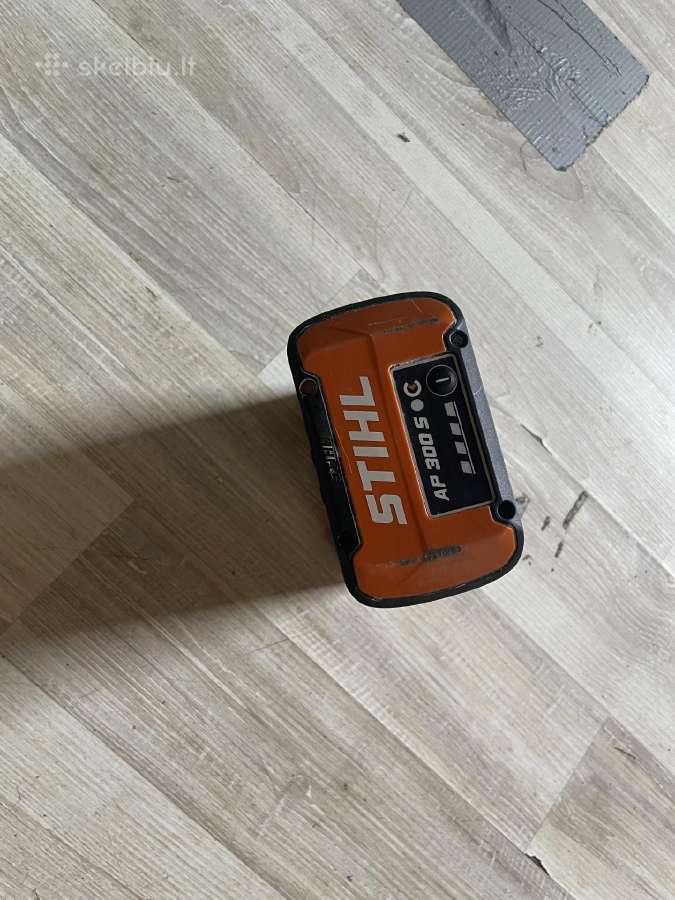 Akumuliatorius Stihl Ap300s domina keitimas i Ak