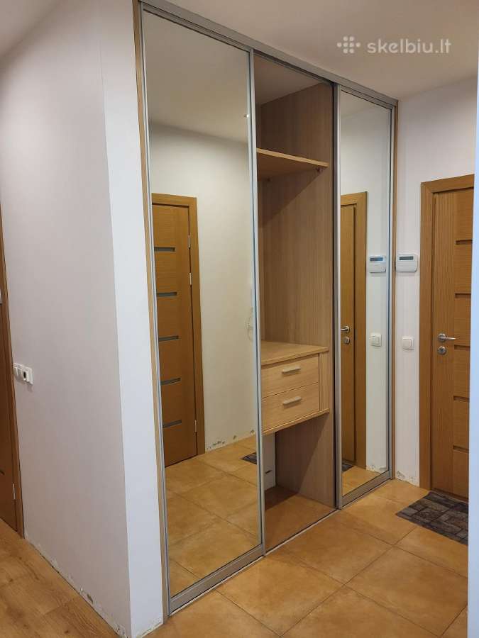Įmontuojama prieškambario spinta