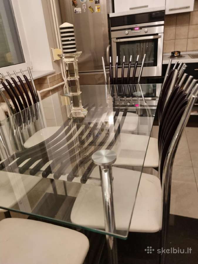 Valgomojo stalas su kėdėmis