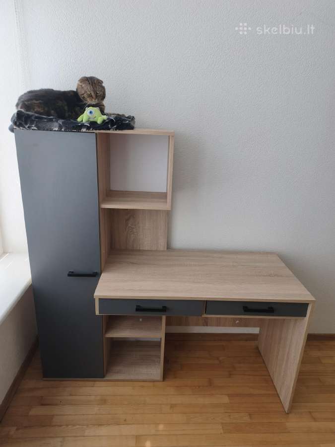 Rašomasis stalas su integruota spintele