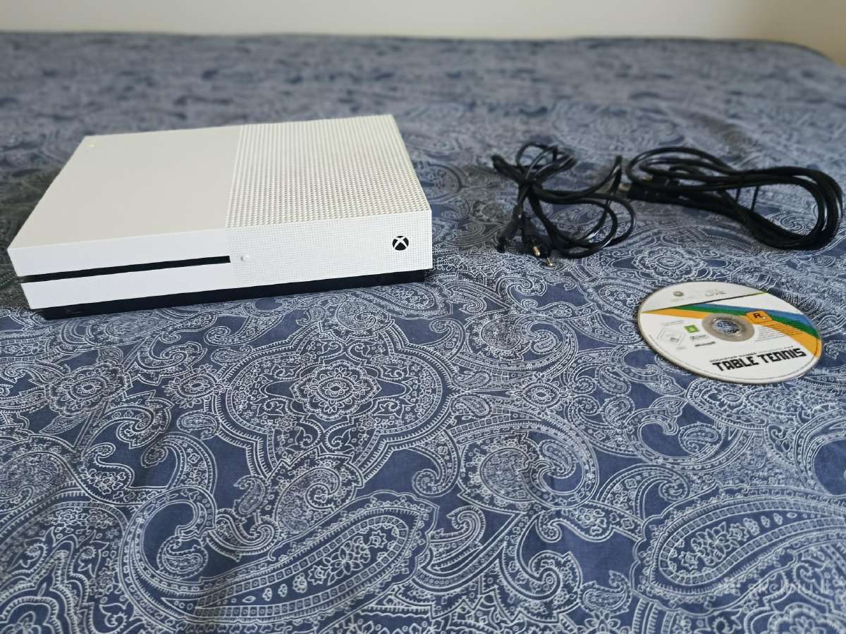 Xbox One S + visi laidai + žaidimas (be pultelio)