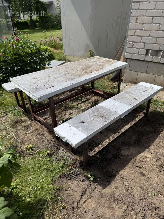Atiduodu metalini lauko stala su suolais.