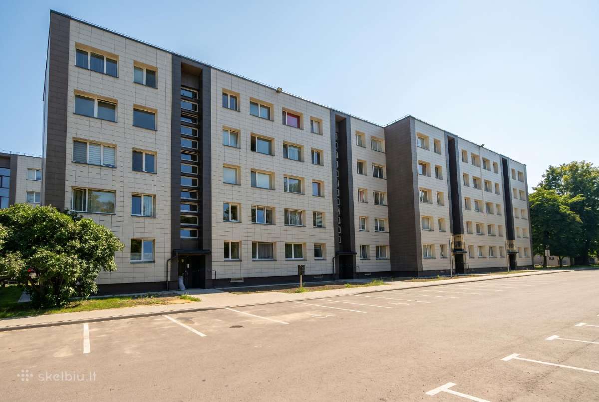 3 kambarių butas su dideliu balkonu
