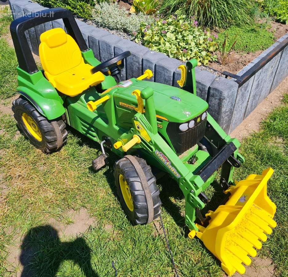 John Deere minamas traktorius su kaušu