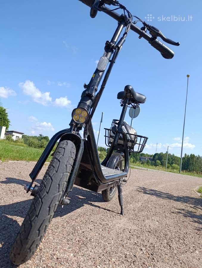 Paspirtukas su sėdynė.