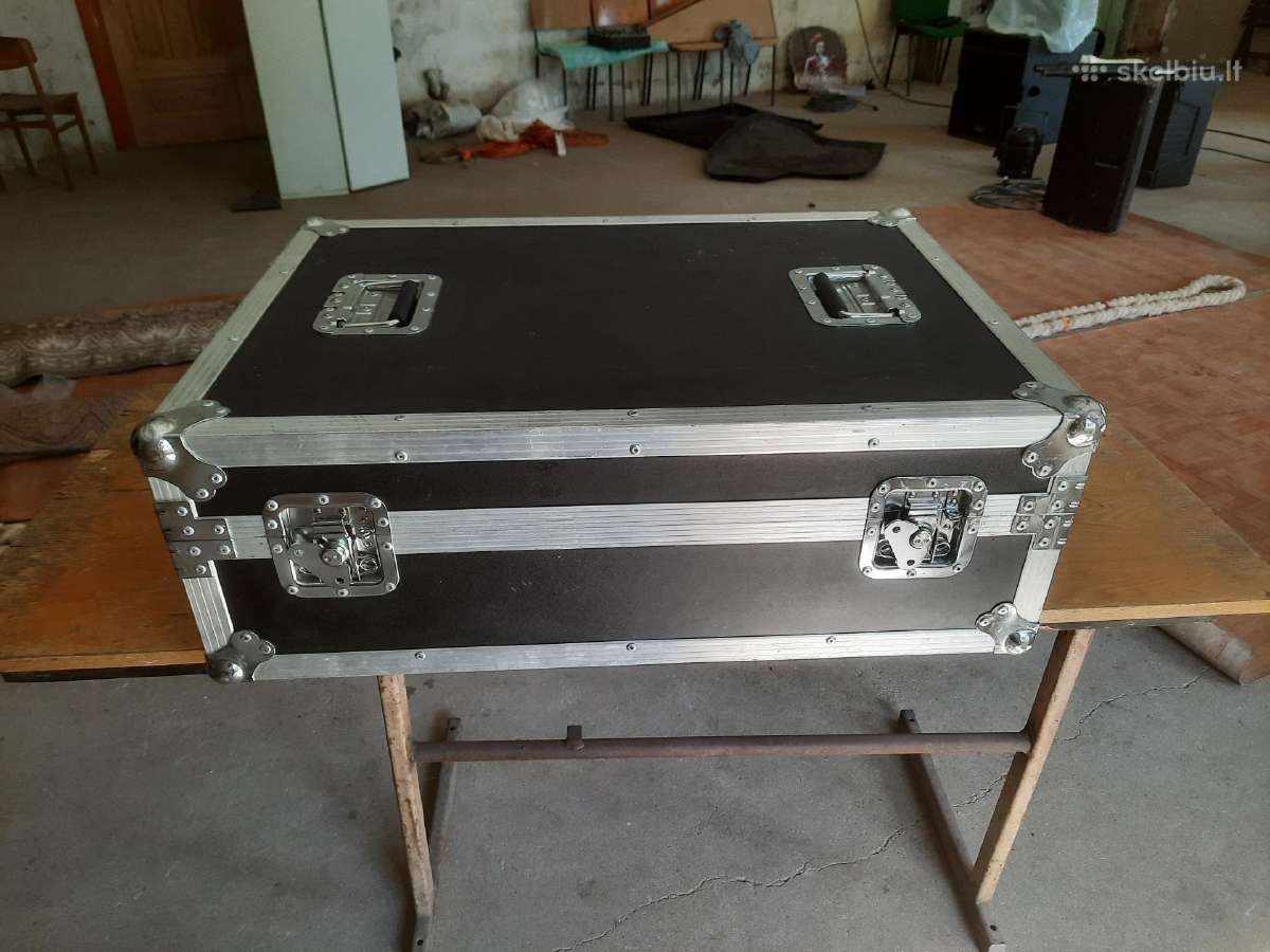 Muzikines įrangos transportavimo dėžė.
