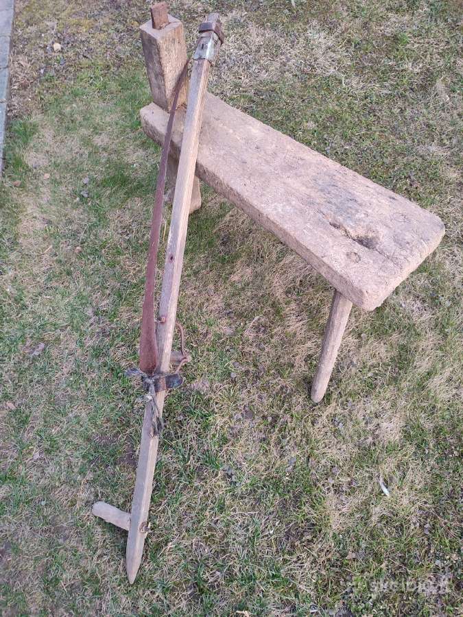 Dalgis su rankų darbo kotu, bei suolelis jam plakt