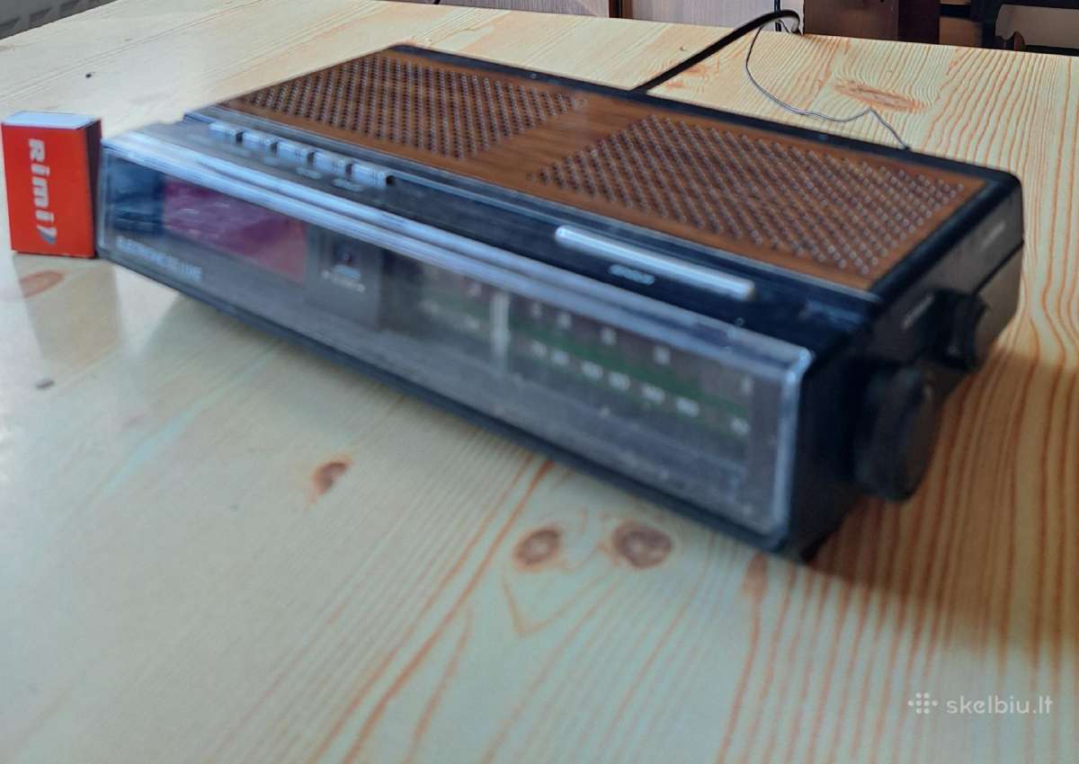 Pilnai veikiantis vintažinis radijas-laikrodis.l