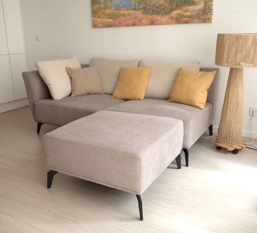Moderni sofa su pufu