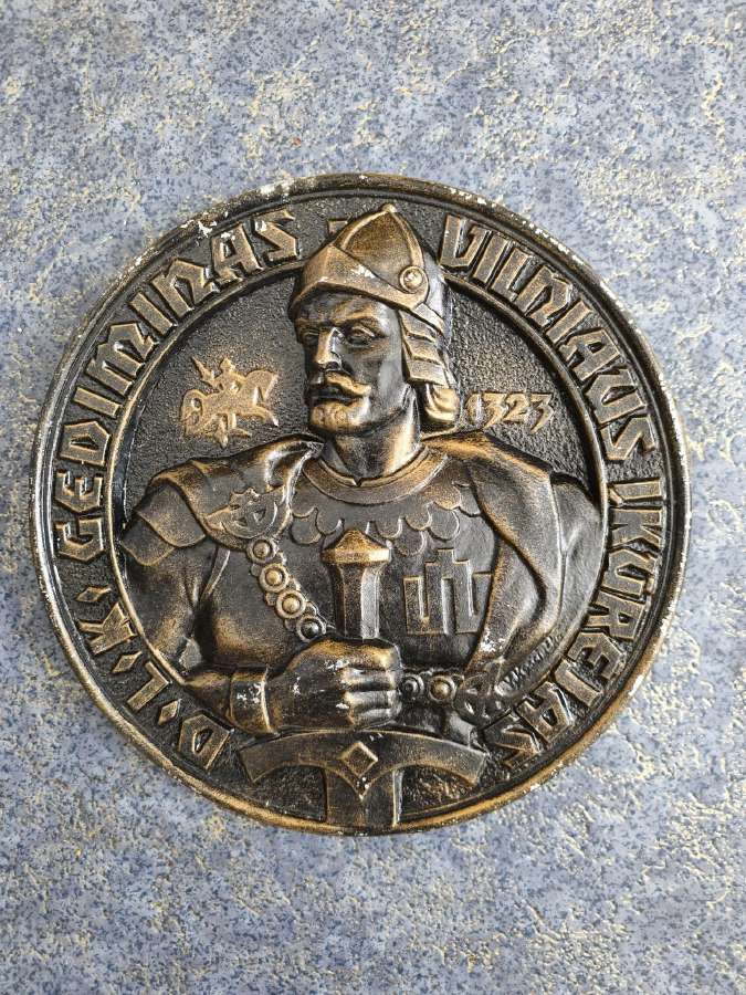 „Gediminas Vilniaus įkūrėjas“ bareljefas