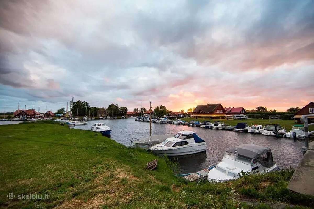 Butas gamtos apsuptyje prie Kuršių marių