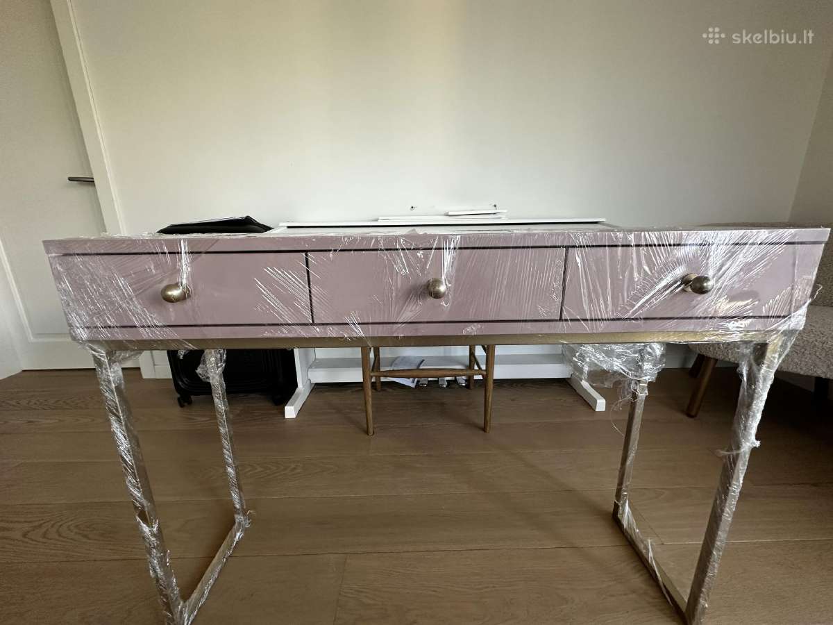 Išskirtinis kosmetinis staliukas 150 Eur