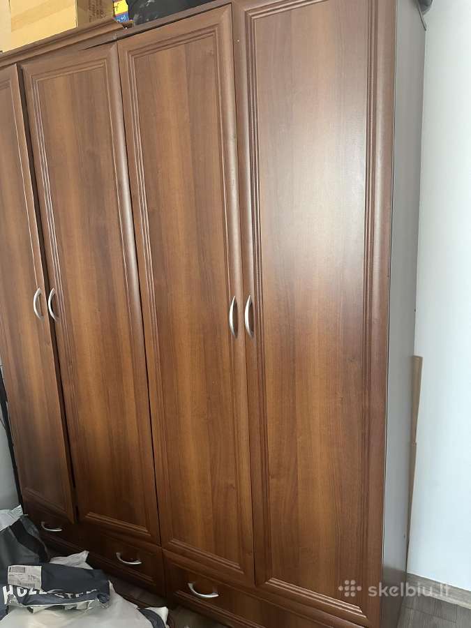 Spinta ir du naktiniai staliukai