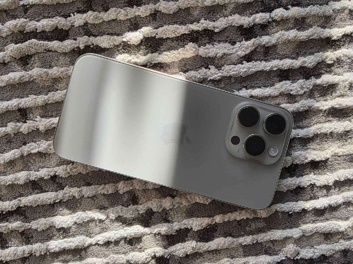 iPhone 15 pro max 512gb (87%) battary life.