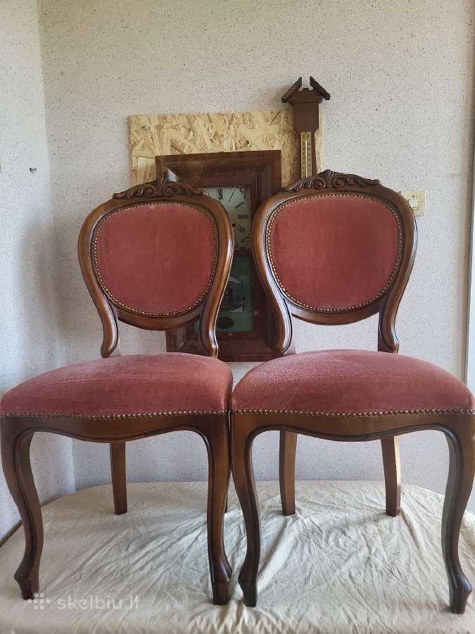 Elegantiškos kėdės su raižytais akcentais