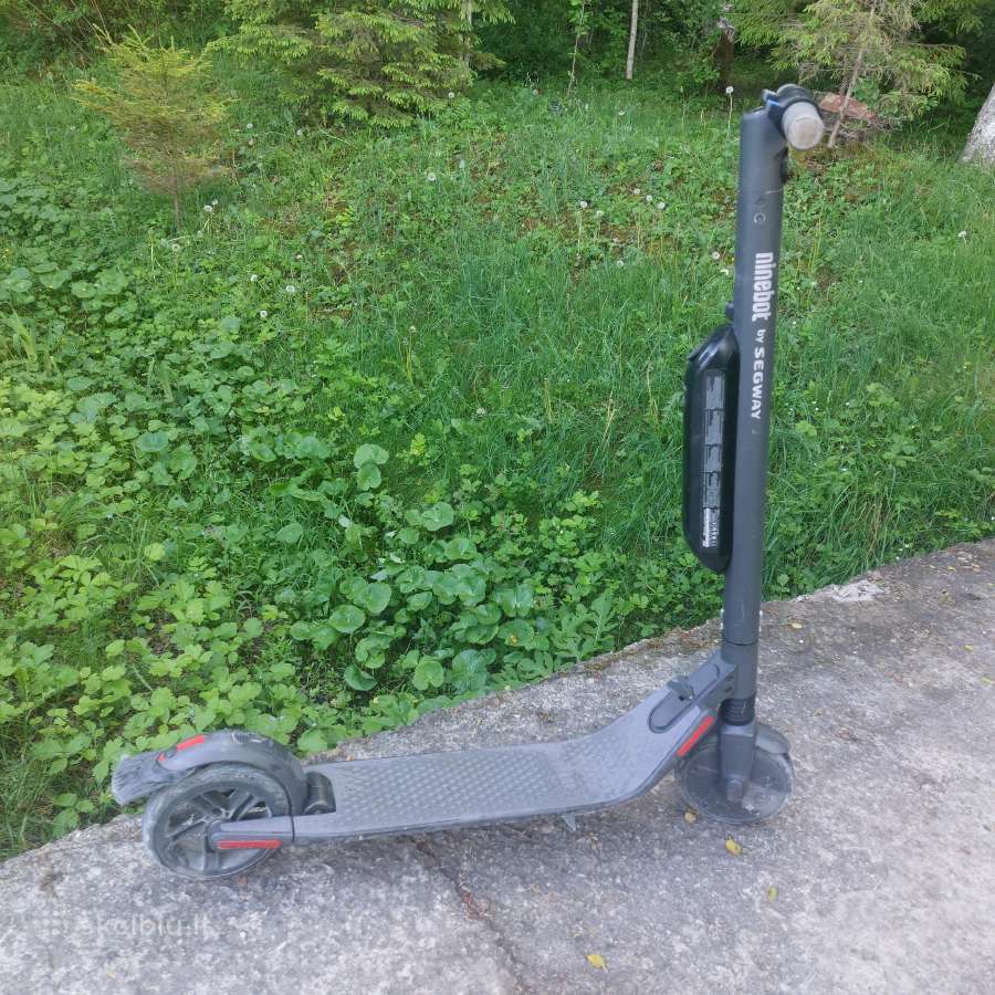 Paspirtukas su dviem baterijomis.