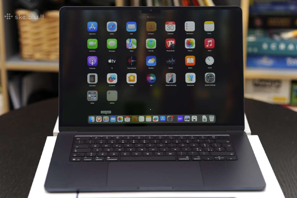 MacBook Air M4 15.3 (cycle count - 3)