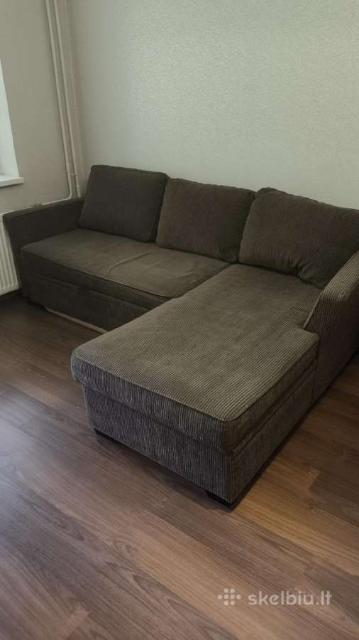 Tamsiai ruda sofa lovo su ančiužiniu