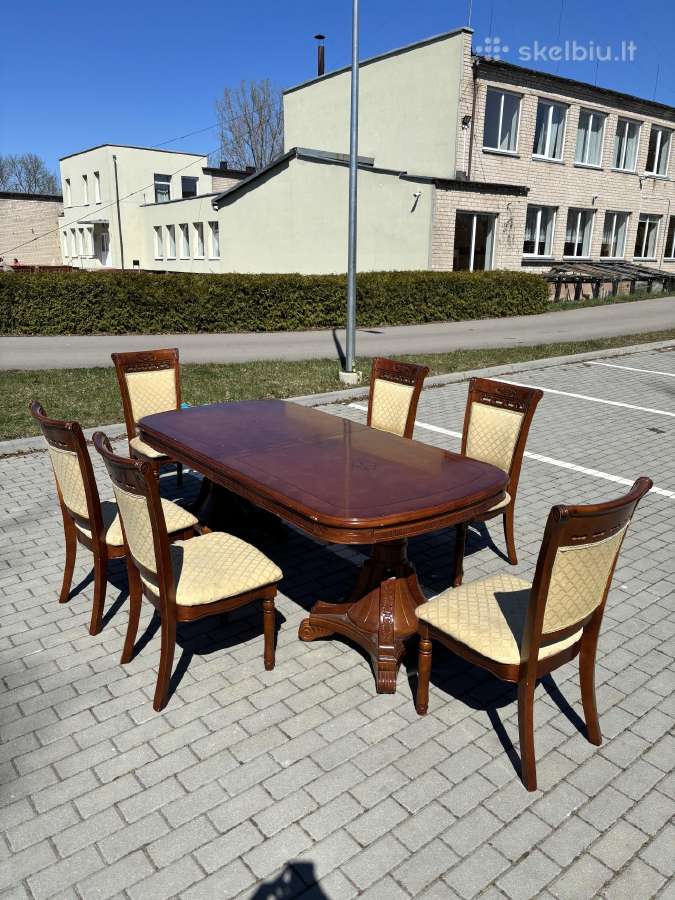 Stalas su kėdėmis