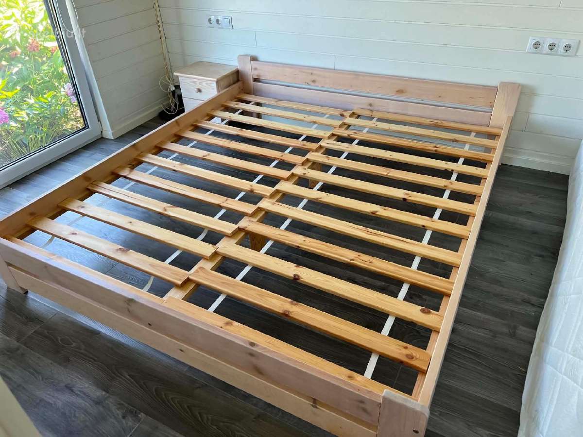 Medinė lova 200x180 su čiužiniu ir spintele - nuotraukos Nr. 2