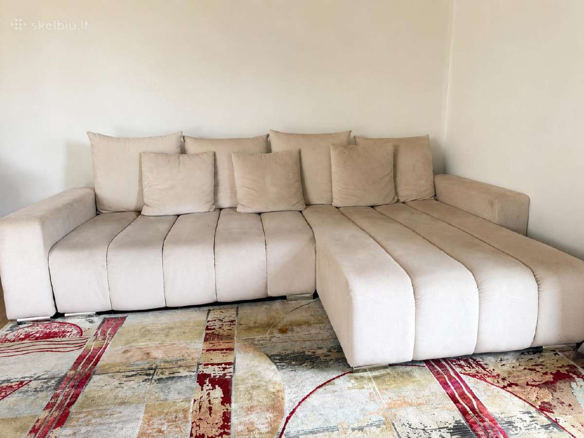 Didelis smėlio spalvos minkštas kampas su pagalvėm