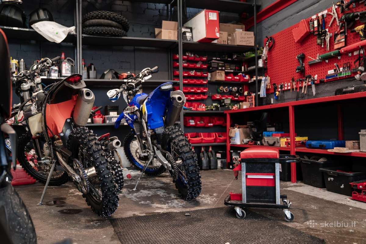 Meistras / mechanikas Moto Inn dirbtuvėse Vilniuje