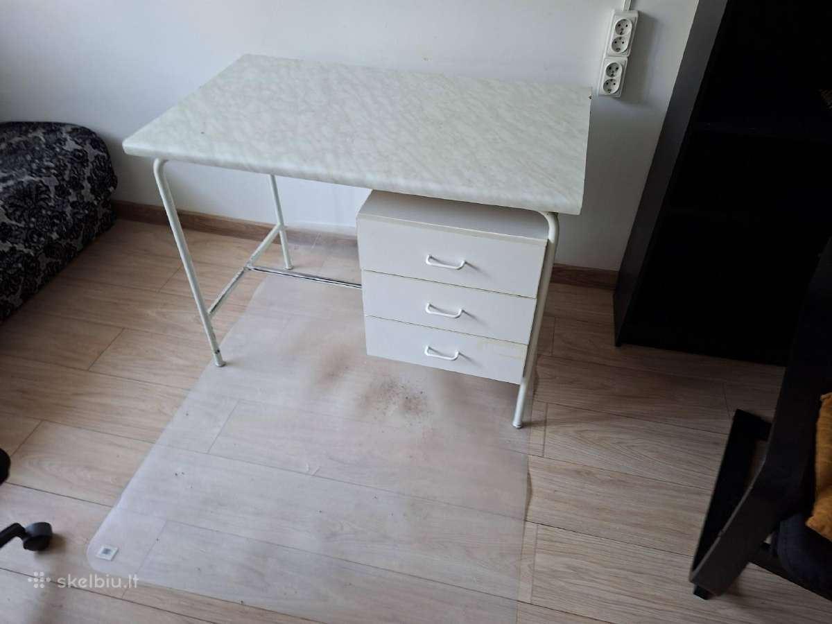 Atiduodamas rašomasis stalas