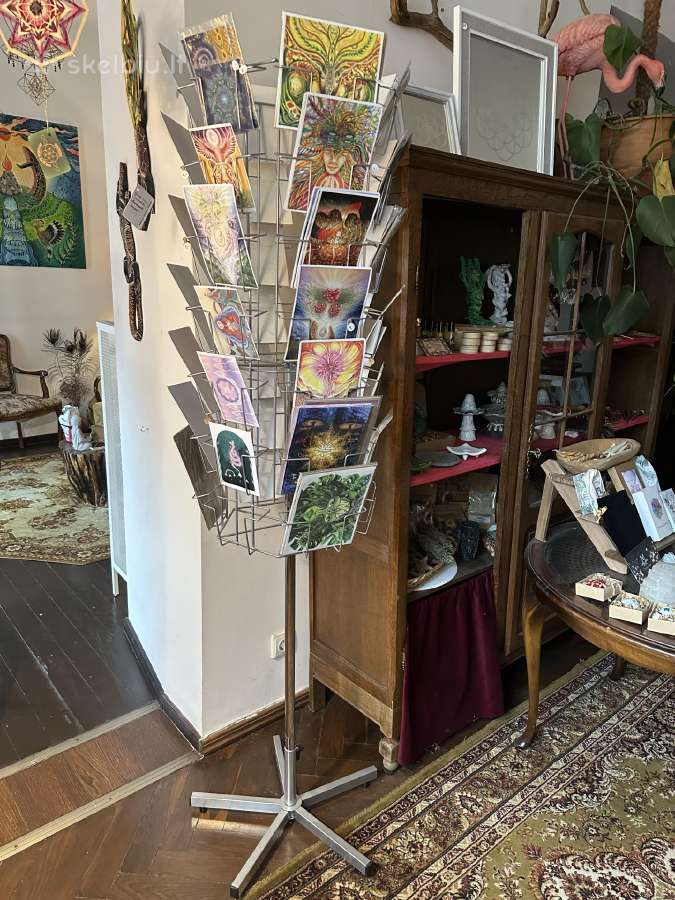 Parduodamas atvirukų stendas-prekybai