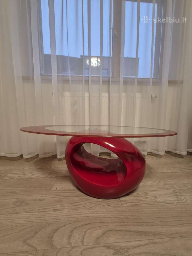 Staliukas. Stiklinis, raudonas.