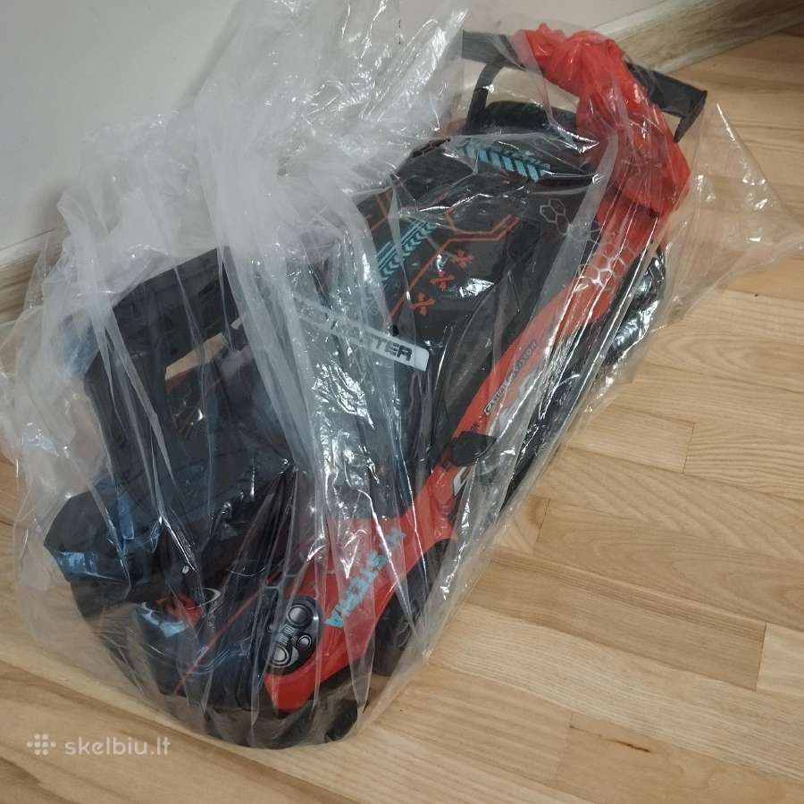 Įkraunamas radijo bangomis valdomas automobilis