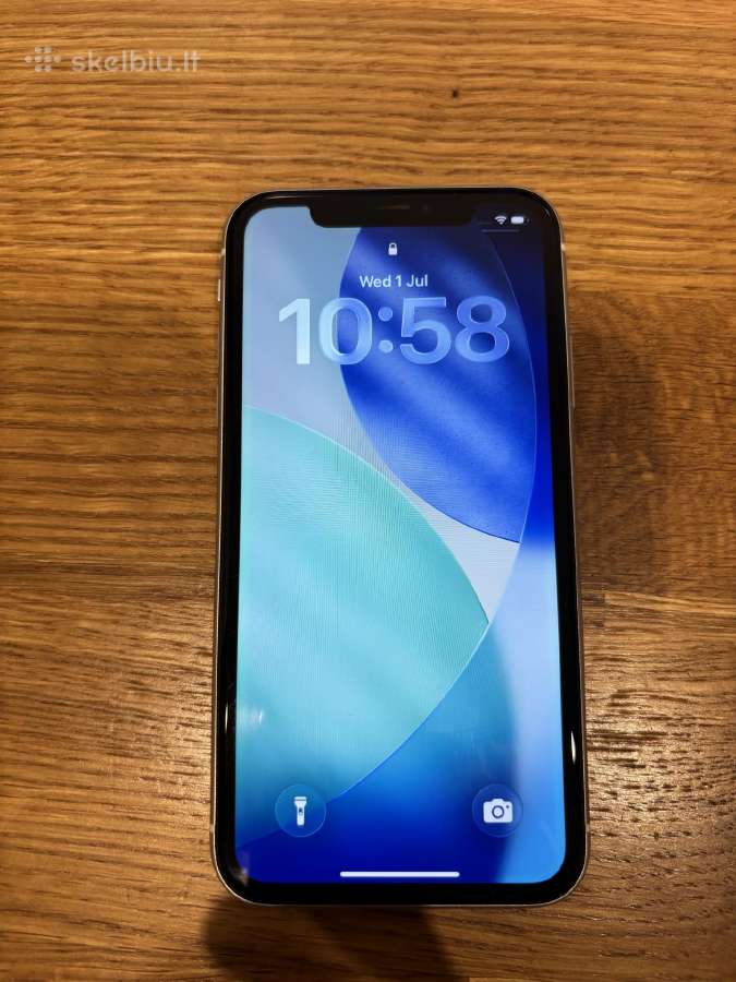 iPhone 11 128gb su pakrovėju ir ausinemis