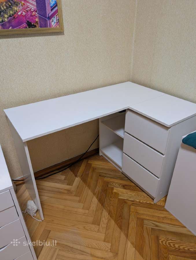 Kampinis rašomasis stalas su stalčiais