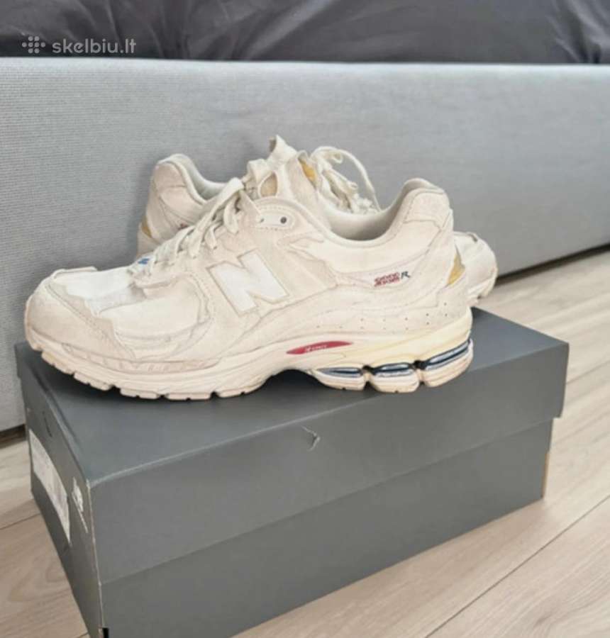 New balance 2002r
