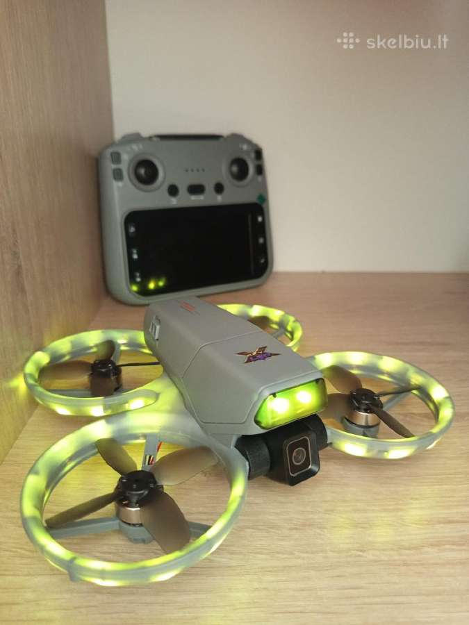 Dronas su propelerių apsaugą ir LED apšvietimu