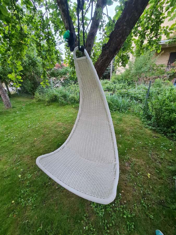 Stilinga, tvirta, patvari pakabinama lauko kėdė