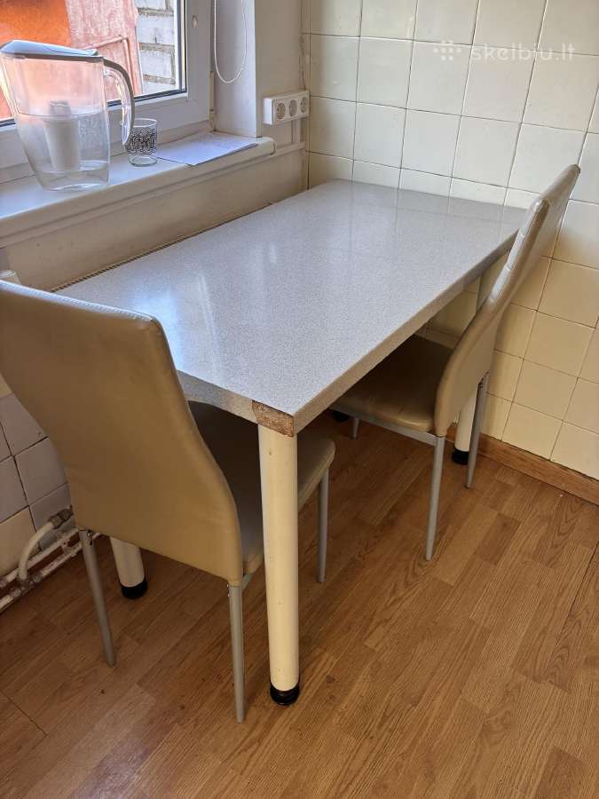 Virtuvinis stalas su 2 kėdėm
