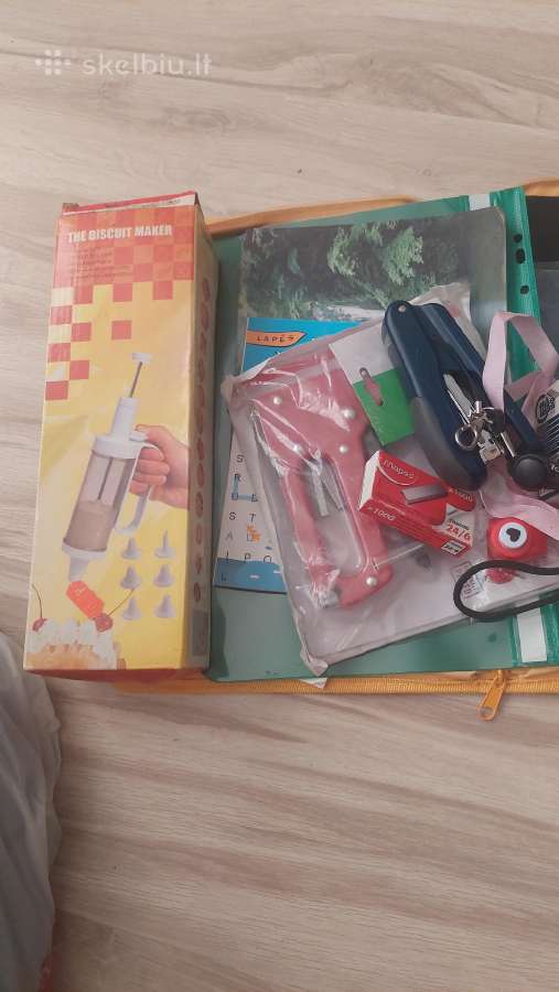 Mokyklos reikmenys, papkės , konditerijos švirkšta