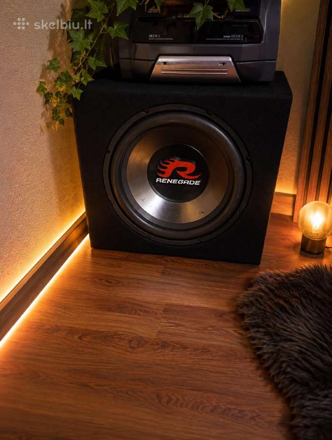 Parduodamas Renegade subwooferis su dėže