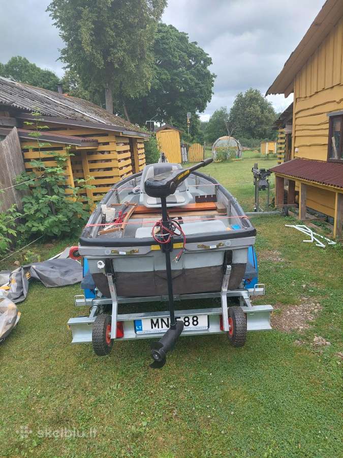 Parduodama priekaba su valtimi ir varikliu