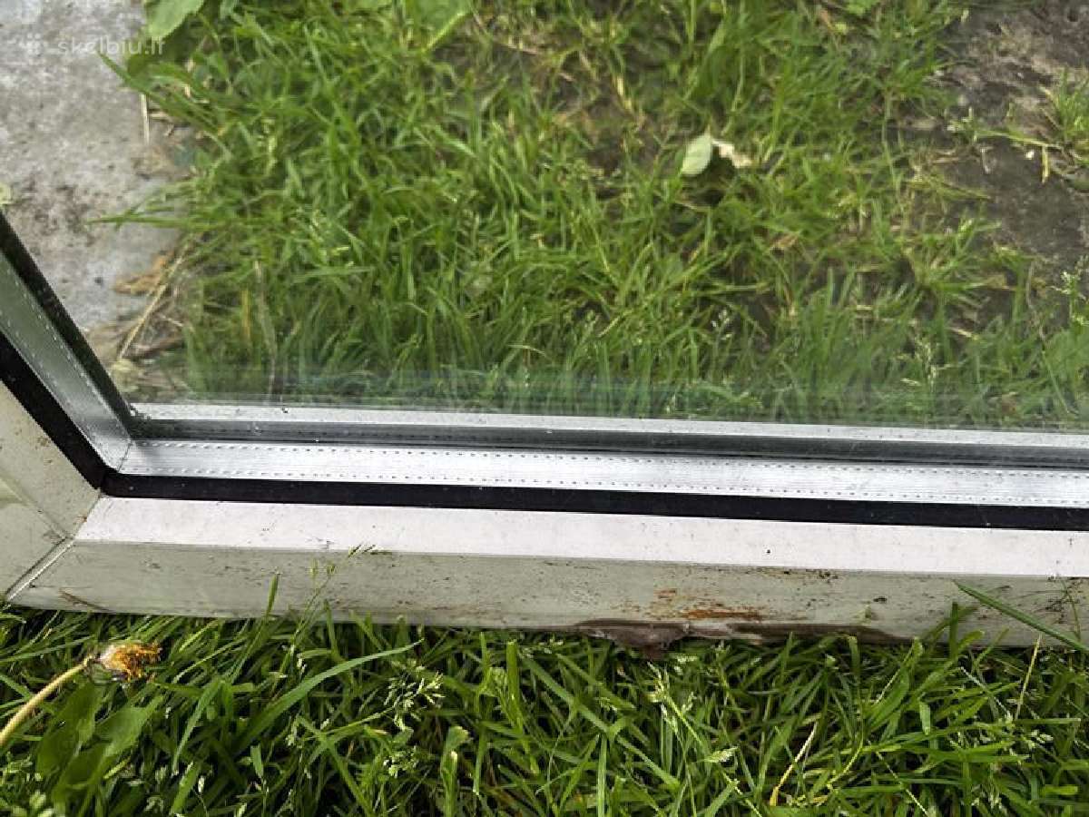 Naudoti plastikiniai nevarstomi langai - 40 eur