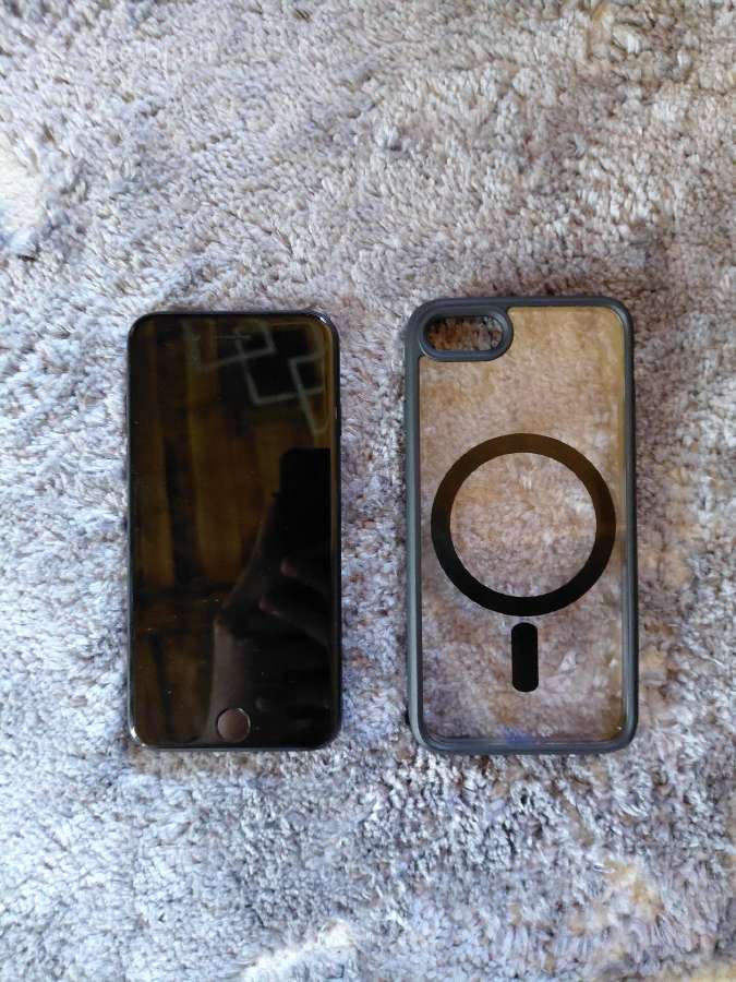 iPhone Se (2022) 64gb + dėkliukas