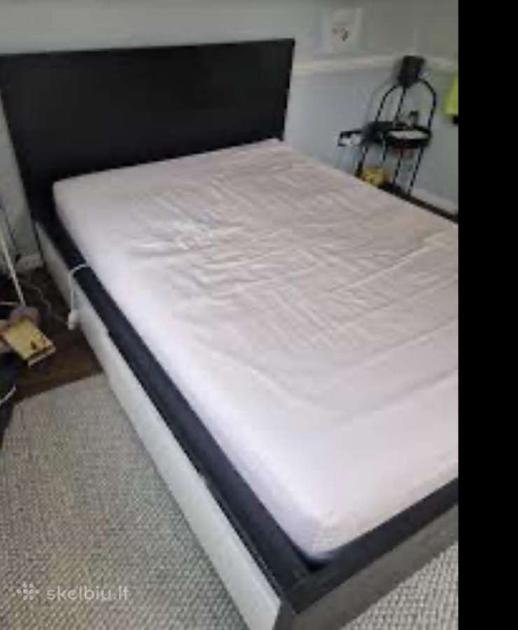 Ikea lova su ciuziniu ir stalciais