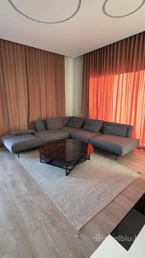 Parduodama minkšta kampinė sofa su kavos staliuku