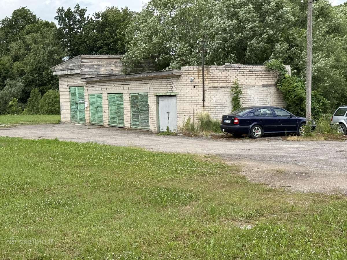 Parduodamas zemes sklypas su 5 garažais Kelmėje